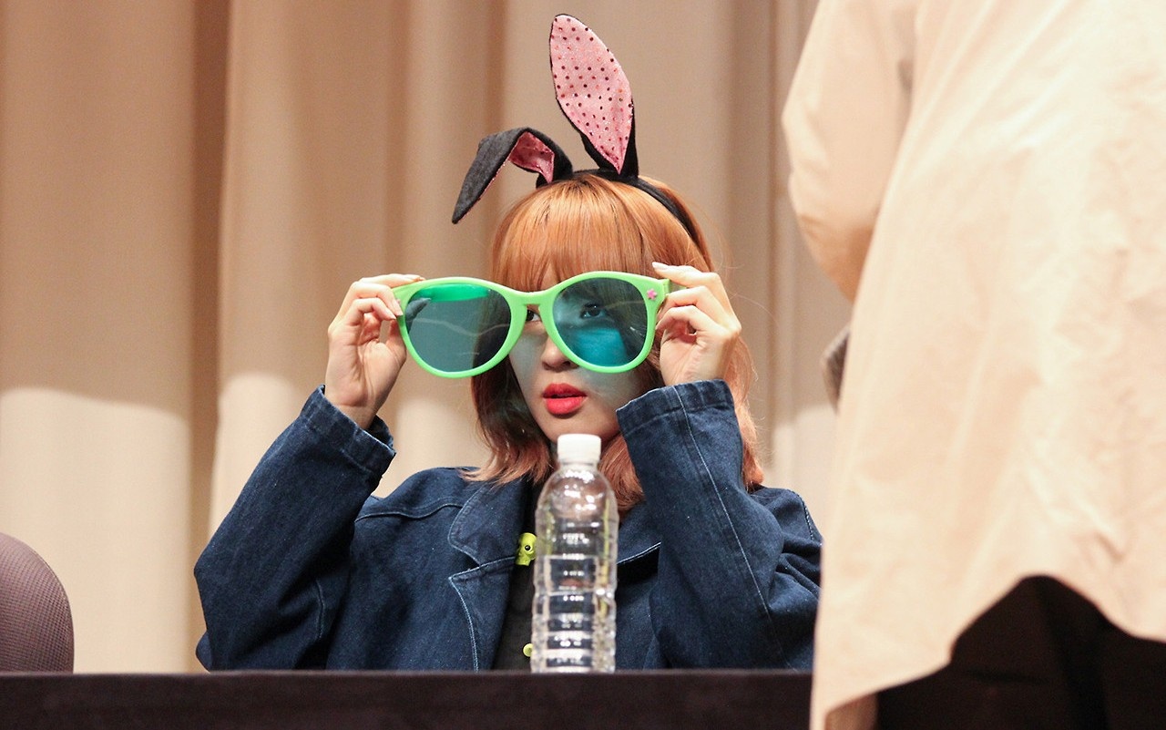 Jiyoon nghịch ngợm với kính. Ảnh: