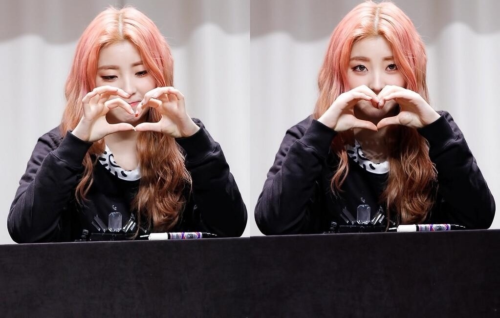 Sohyun tạo dáng hình trái tim. Ảnh: 