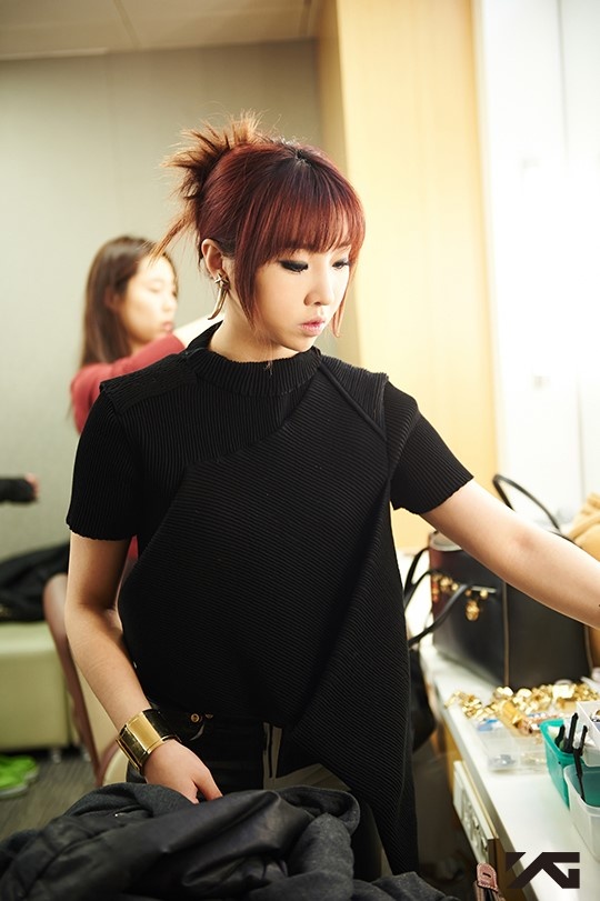 Em út Minzy ấn tượng với gam màu đen. Điểm nổi bật là đôi khuyên tai hình ngôi sao và mái tóc đỏ rạng rỡ.