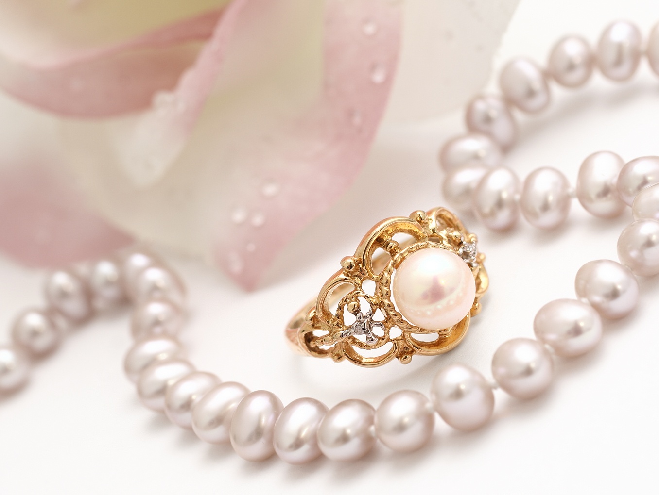 Kim Ngưu làm đẹp trước khi đi làm.