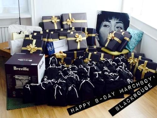 Nhóm Blackrough chọn gam màu trầm nam tính để gói quà cho Xiumin. Ảnh: blackrough