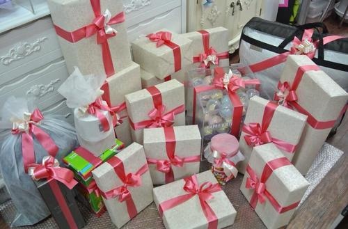 Những món quà xinh xắn của nhóm Bunny Drop. Muốn đến tay thần tượng, các fansite phải liên hệ với người chuyên chở đồ của công ty SM và đưa danh sách các món quà trước thời hạn nhất định. Ảnh: bunnydop
