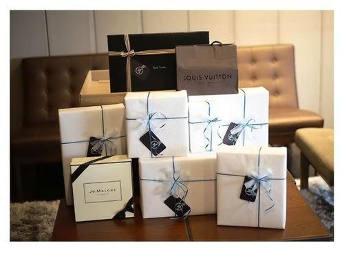 Khá nhiều món quà thuộc những thương hiệu thời trang danh tiếng. Ảnh: crave for affection