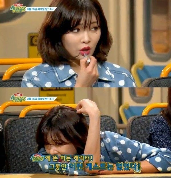 HyunA hết tô son lại nằm bò ra bàn ngay giữa chương trình. Ảnh: Nate