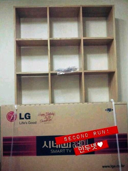 Fansite Second Run mua tặng Xiumin một chiếc tivi thông minh màn hình phẳng. Ảnh: secondrun