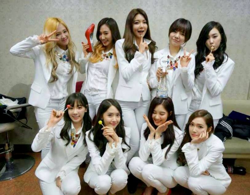 SNSD từng diện bộ đồ y chang ở Hàn ngày 14/3, nhưng lúc đó Yoona để tóc xoăn. Ảnh: SM