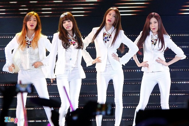 Trên sân khấu Việt Nam, Yoona để tóc suôn thẳng. 