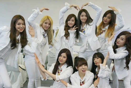 SNSD tạo dáng hình trái tim để gửi lời cảm ơn Sones. Ảnh: SM