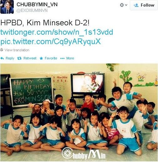 Trang ChubbyMin_VN khoe bức hình chụp các bé mẫu giáo Việt Nam cười rạng rỡ với tiêu đề “Từ các thiên thần bé nhỏ ở Việt Nam”. Tấm bảng ghi “Chúc mừng sinh nhật ½ 50 của anh Minseok (tên thật của Xiumin)” bằng tiếng Anh. Phía sau chiếc tivi đang mở hình của Xiumin có chữ “bé vui” bằng tiếng Việt. Người hâm mộ Việt Nam hy vọng các thiên thần đại diện cho thế hệ mới sẽ luôn theo đuổi, nỗ lực đạt được ước mơ giống như thần tượng mình. Ảnh: ChubbyMin_VN