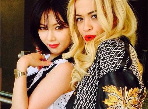HyunA cung Rita Ora choc cuoi khan gia hinh anh