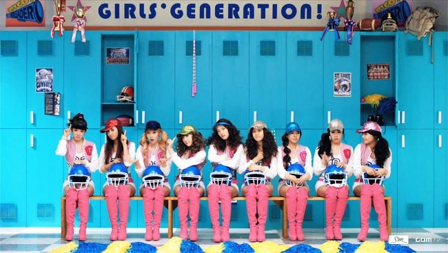 Dù không hoàn toàn trùng khớp, nhưng Mr. Chu cũng gợi nhớ nhiều tới hình ảnh của SNSD trong ca khúc Oh 2010