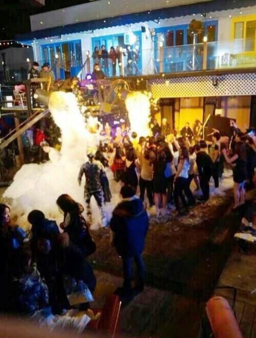 MV sử dụng cảnh đốt pháo, nên đã dẫn tới hỏa hoạn. Dù không xảy ra thương vong, nhưng nhà sản xuất đã phải đền bù thiệt hại cho vài tòa n