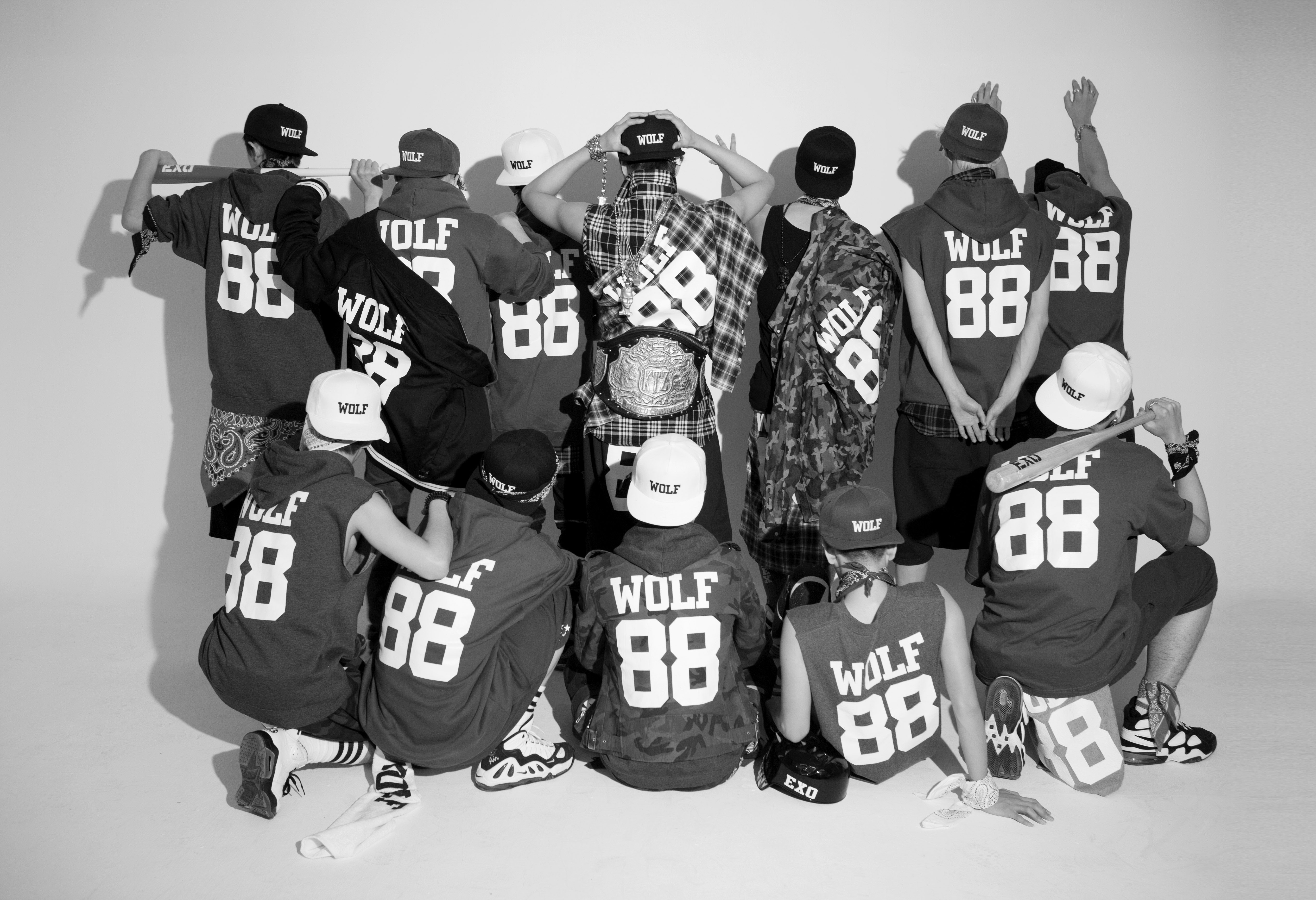 Trong đợt quảng bá Wolf, EXO đặc biệt chuộng kiểu áo hoodie, quần lửng kiểu thể thao để tạo ra ấn tượng mạnh mẽ, khỏe khoắn. Ảnh: 