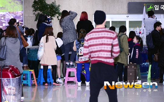 Một số đứng hẳn lên ghế ở sân bay để săn ảnh.