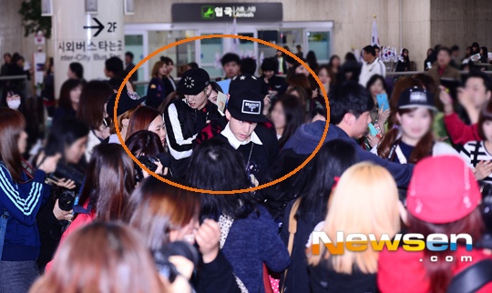 Nhóm fan nhanh chóng vây kín đường đi của Got7.