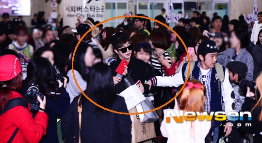 Các chàng trai phải nhờ sự giải cứu của quản lý đi cùng.