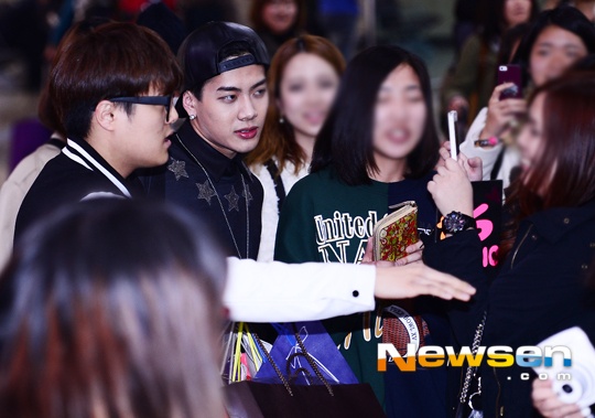 Một fan nữ cố gắng chặn trước mặt thần tượng để chụp ảnh.