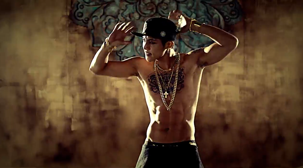 Kim Hyun Joong đã gia nhập hàng ngũ những sao nam xé áo để phô diễn vẻ gợi cảm trên sân khấu. Ảnh: blogspot