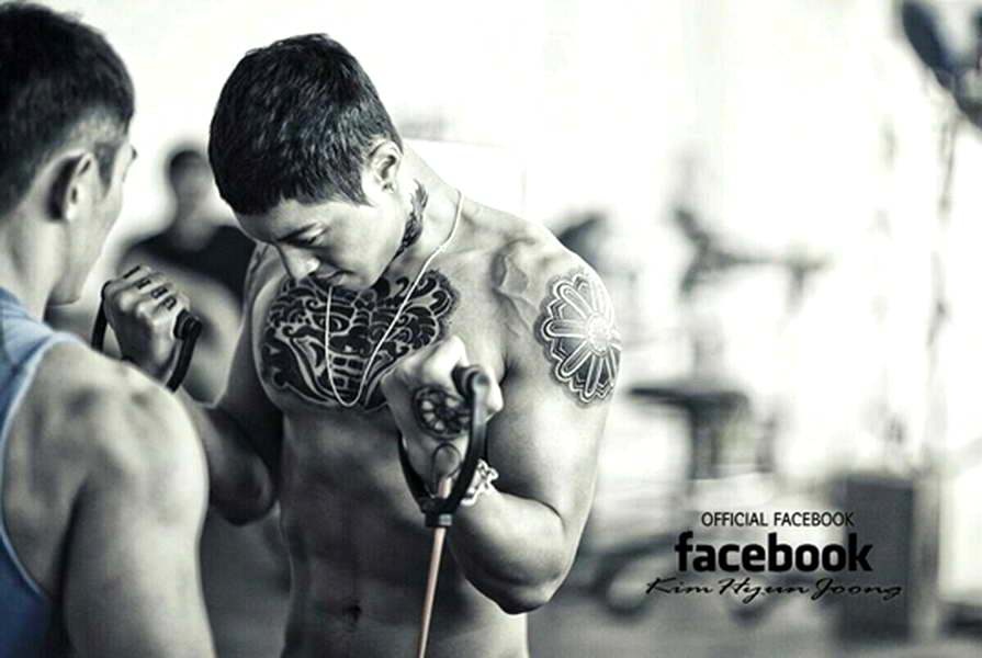 Anh đã phải luyện tập với cường độ cao để đạt được thân hình hoàn hảo và cơ bụng 6 múi như trong MV. Rũ bỏ hình tượng ngọt ngào, Kim Hyun Joong đang khẳng định sự trưởng thành cả về con người lẫn âm nhạc. Ảnh: facebook