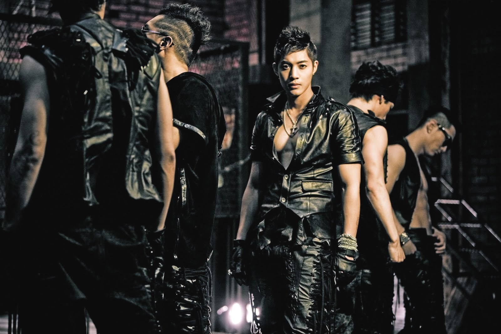 Năm 2011, Kim Hyun Joong gây sốc với hình tượng cơ bắp trong đĩa đơn solo đầu tay, Break Down đánh dấu sự nghiệp đánh lẻ của trưởng nhóm SS501. 