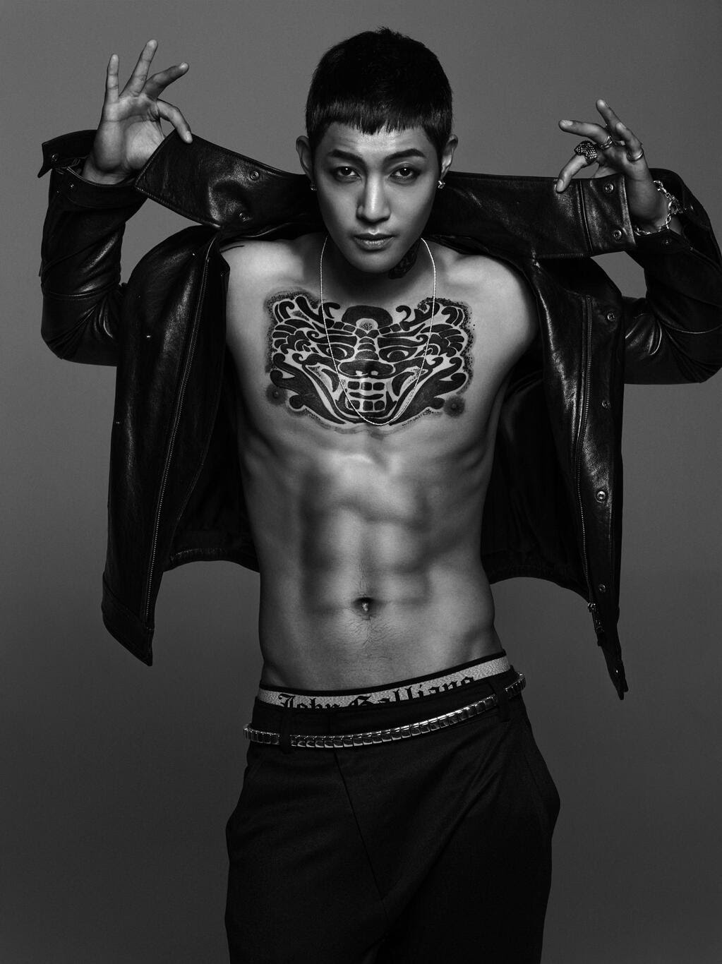 Nếu ở Break Down, Kim Hyun Joong vẫn phảng phất nét mặt phúng phính kiểu công tử, thì đến Unbreakable (2013), 