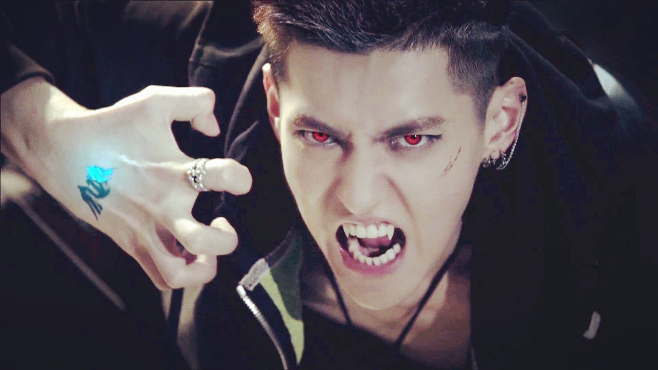 Hiệu ứng kĩ xảo hay hóa trang cũng được tận dụng triệt để cho tăng phần gai góc. So với những hình tượng thanh lịch, nhã nhặn thường thấy của các ca sĩ nam nhà SM như Super Junior hay TVXQ, thậm chí màu sắc tươi sáng như SHINee, thì Wolf có thể xem là một trường hợp đột phá sang phong cách tăm tối hơn. Ảnh: blogspot