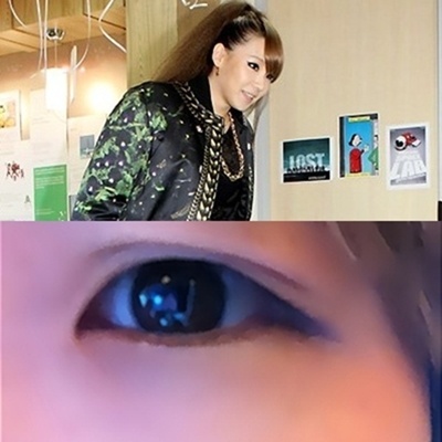 Không chỉ mình Shindong lấy chủ đề thẩm mỹ ra làm trò đùa với fan. Ngày 1/4/2012, CL (2NE1) bỗng nhiên đăng một tấm hình chụp cận cảnh mắt cô, kèm theo ghi chú: “Tôi đã làm phẫu thuật cắt mắt 2 mí. Xin cảm ơn”. Ban đầu, các fan đã sốc vì CL là một trong số ít các sao Hàn nói không với mắt 2 mí nhân tạo. Ngay khi phát hiện ra đó chỉ là trò đùa, fan đã an ủi CL: “Bạn trông xinh hơn mà không cần 2 mí đâu. Đừng phẫu thuật”. Ảnh: onekpop