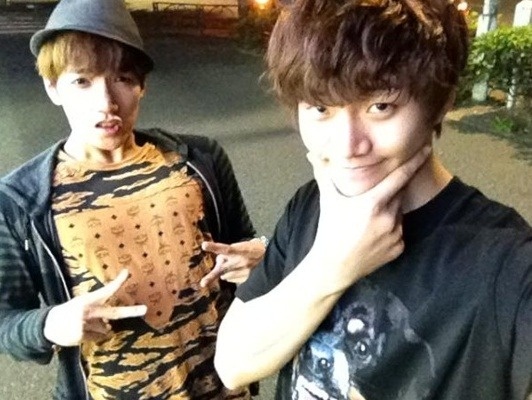 Đầu tháng 4/2013, nhóm 2PM chuẩn bị tung ra album mới vào tháng 5. Nhân ngày 1/4, Junho (phải) đã đăng ảnh chụp cùng Jun.K và tự hào thông báo: “Toàn bộ album sắp ra mắt của 2PM là do tôi sản xuất và sáng tác. Xin hãy chờ xem nhé”. Jun.K bình luận: “Trò này chẳng thấm vào đâu cho ngày Cá tháng Tư”. Sau đó, anh chàng tự cập nhật trên Twitter của mình: “Trụ sở của JYP sẽ chuyển đến Daegu”. Ảnh: Twitter