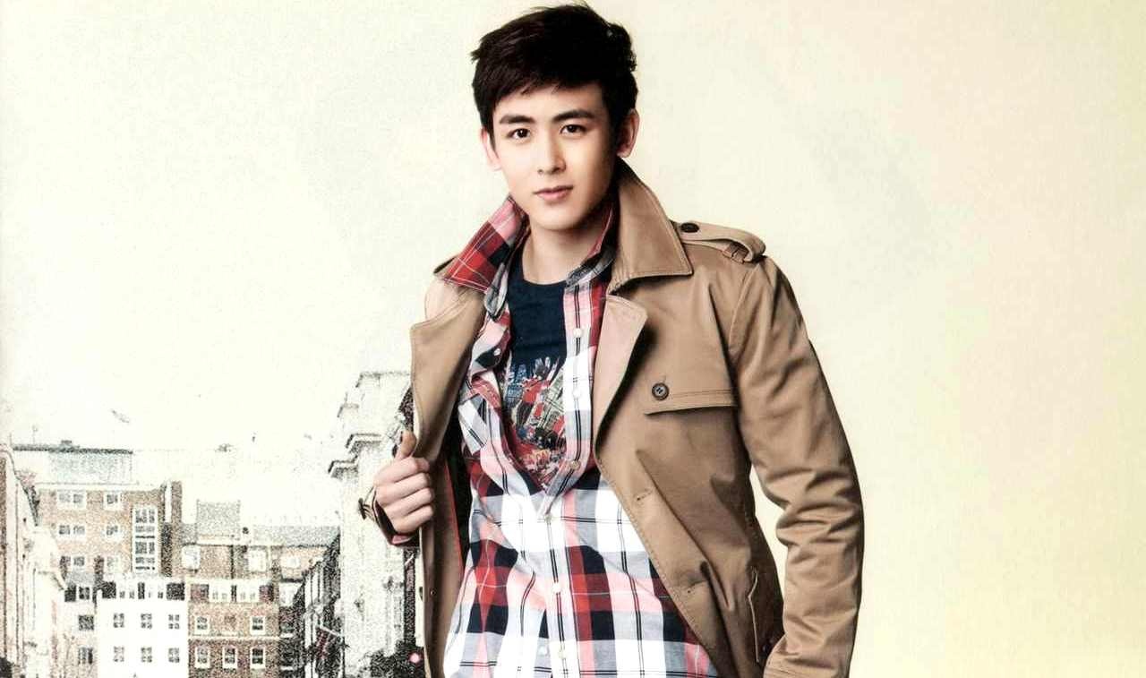 Nickhun (2PM) đăng lên Twitter vào ngày Cá tháng Tư: “Gần đây, mẹ tôi kể rằng ông ngoại tôi là người Anh, nên tôi có 1/4 dòng máu Anh. Đó là lý do tại sao da tôi chuyển sang màu đó khi tôi phơi nắng”. Sau đó, anh cập nhật thêm: “Chúng tôi đã chuẩn bị một ca khúc nữa cho buổi họp fan hôm nay, nhưng mọi người bỏ về nhanh quá. Tôi rất buồn đấy”. Kể từ khi ra mắt, Nickhun luôn được xếp vào hàng mỹ nam của showbiz Hàn nhờ vẻ đẹp rất riêng và khó lẫn. Vì vậy, khá nhiều fan đã rơi vào “hố lừa” của anh chàng dí dỏm. Ảnh: wordpress