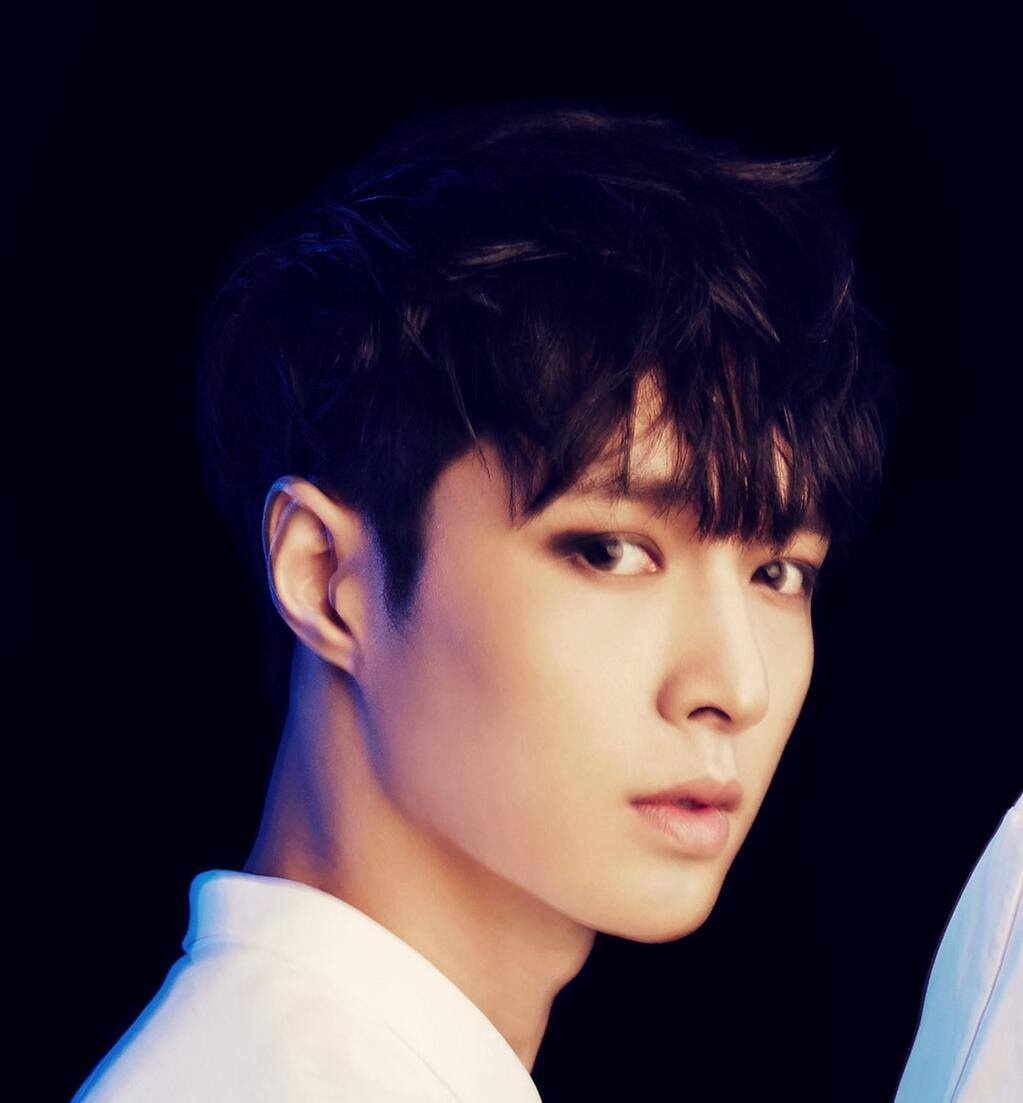 Lay, sinh năm 1991, giữ vị trí nhảy chính trong EXO-M.