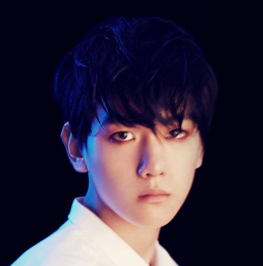 Baekhyun sinh năm 1992, hiện đang làm MC trên Inkigayo.