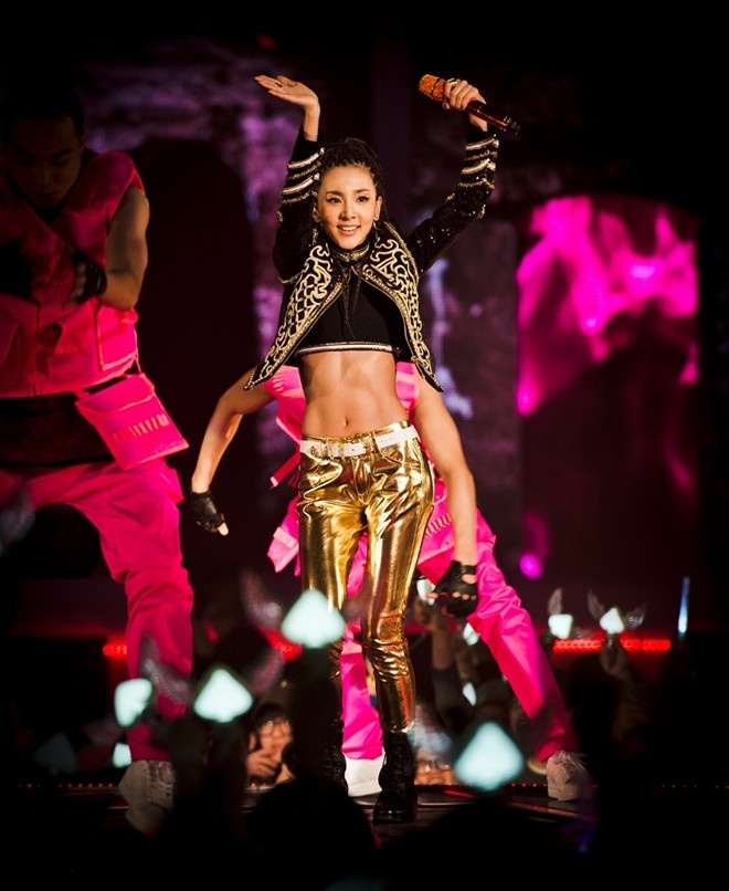 Dara hiện đang quảng bá album Crush cùng 2NE1. Ảnh: facebook