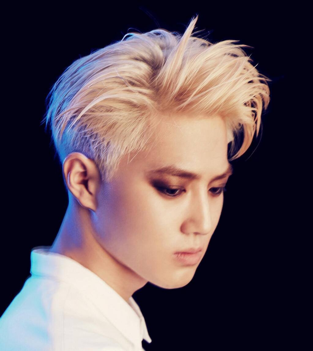 Suho, sinh năm 1991, trưởng nhóm EXO.