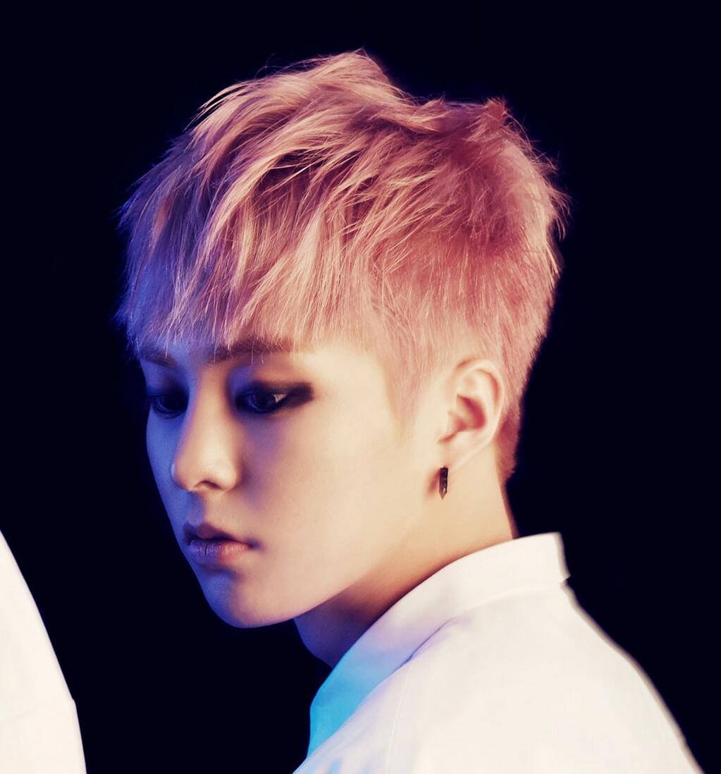 Xiumin, sinh năm 1990, là anh cả nhưng sở hữu gương mặt baby.