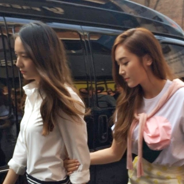 Jessica bám chặt lấy em gái khi bước đi.