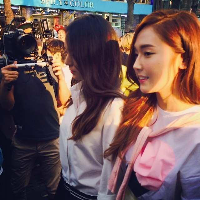 Jessica tỏ ra khá vui vẻ trước sự hiện diện của người hâm mộ.