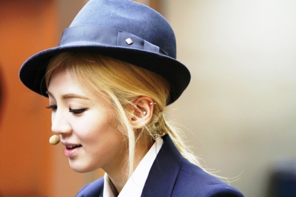 Hyoyeon (SNSD) bi to danh nguoi hinh anh