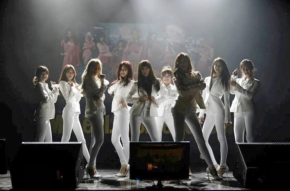 Chín cô gái chiêu đãi fan màn trình diễn Mr. Mr. trực tiếp.