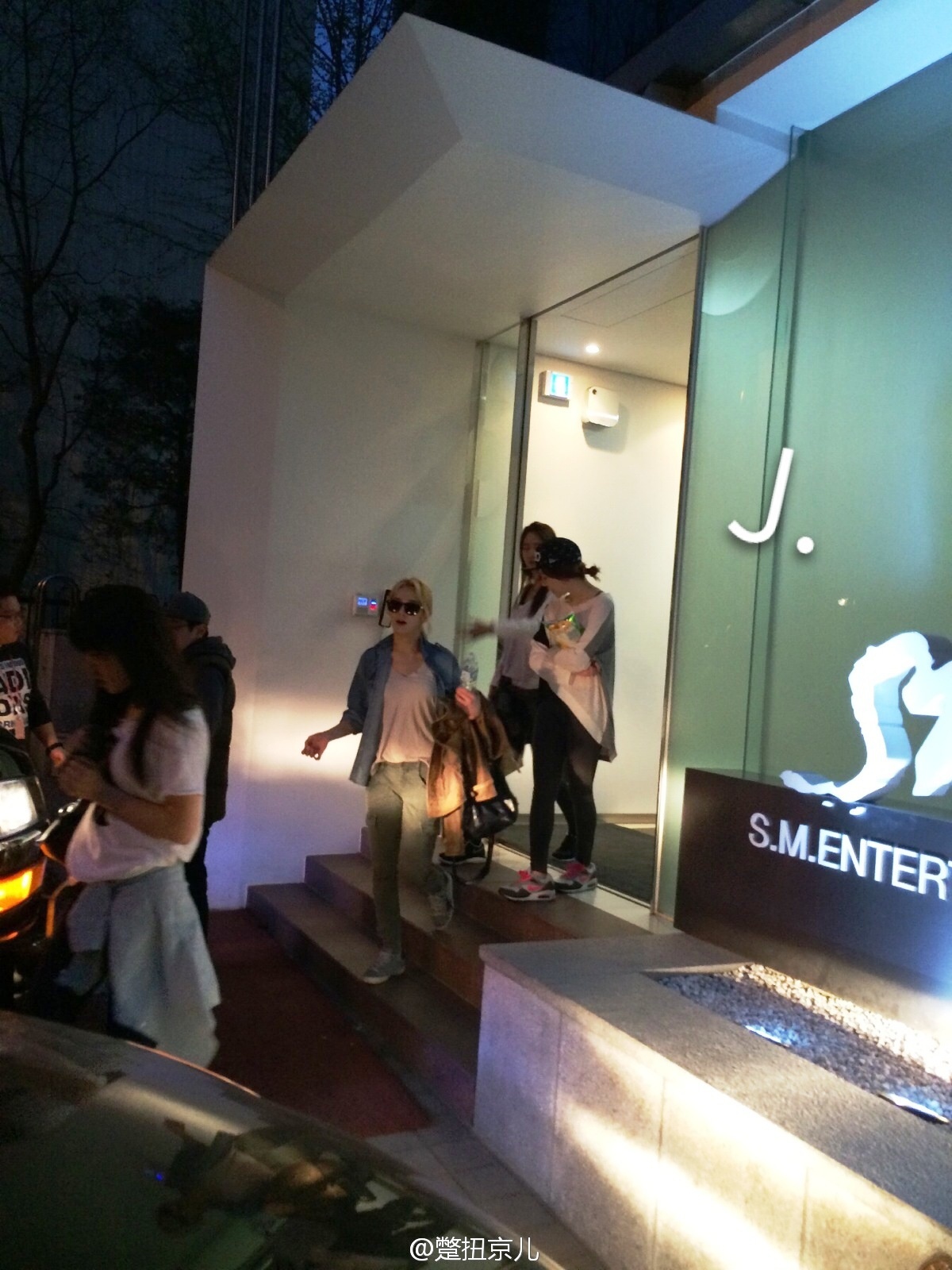 Hyoyeon tóc vàng, đeo kính đen dù lúc đó trời đã tối. Cô ăn mặc khác thoải mái.