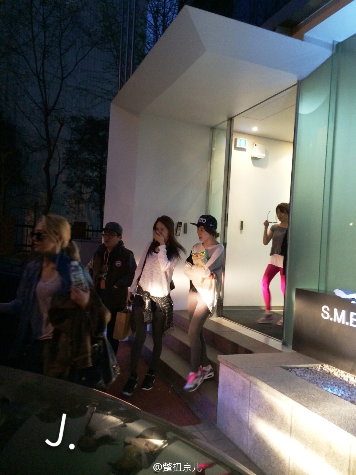 Các cô gái tỏ ra bình thản dù một nhóm fan tụ tập quanh tòa nhà. 