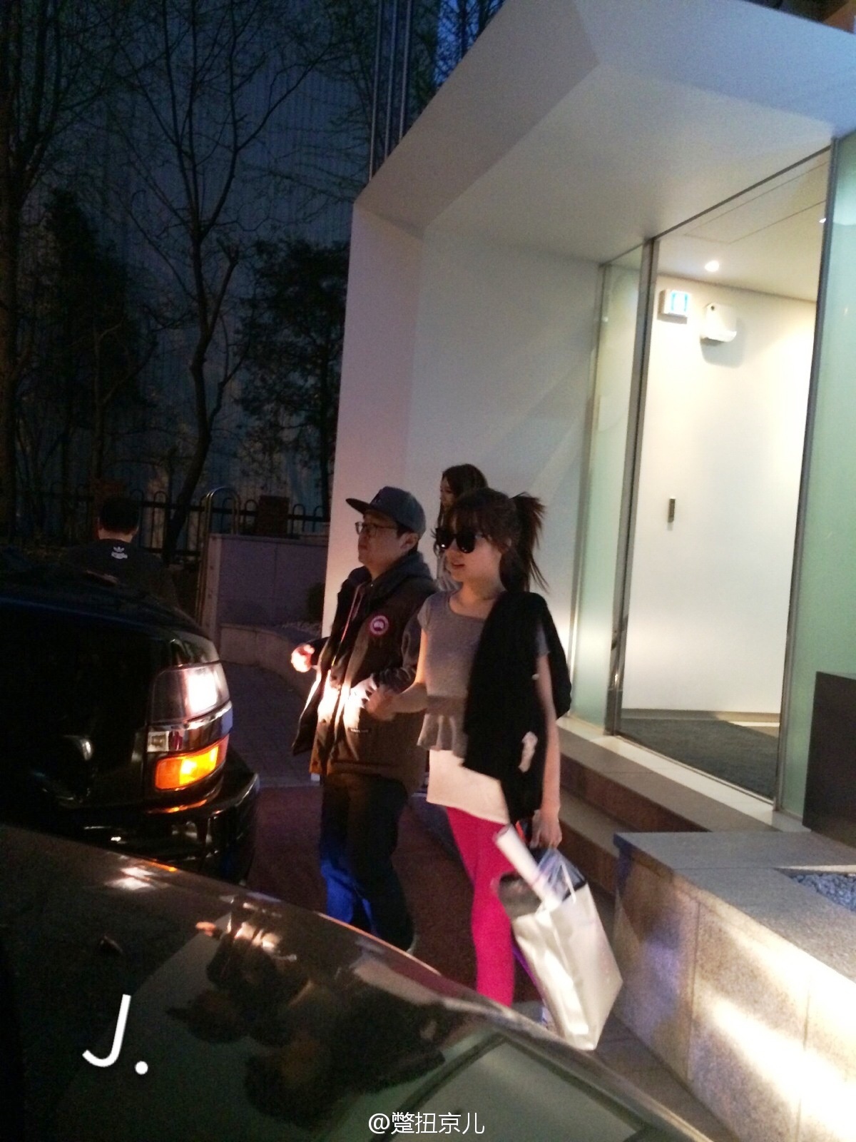 Tiffany mặc quần hồng rực, và đeo kính đen xì giống Hyoyeon. 