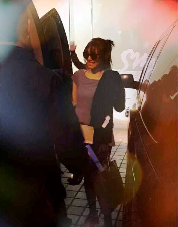 Tiffany mỉm cười rất tươi, dù khi chuyện hẹn hò lộ ra, cô có thể sẽ phải hứng chịu cơn giận dữ từ lực lượng fan cuồng của Nickhun.