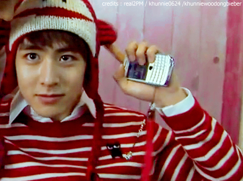 Hết quần áo, giầy dép, các fan soi đến đồ trang trí điện thoại. Ảnh