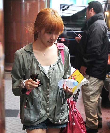 Tiffany dùng chiếc dây đeo giống hệt của Nickhun trong tháng 11/2010.