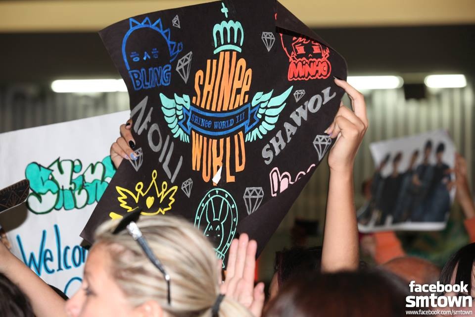 Đây là lần đầu tiên SHINee biểu diễn tại Mexico. Các chàng trai đã được người hâm mộ chào đón nhiệt liệt ở sân bay. Tuy nhiên, SHINee đi ra bằng cửa VIP vì lý do an ninh.