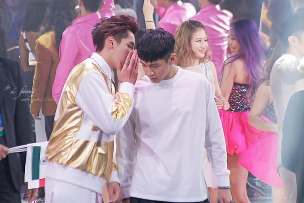 Kris EXO thân mật trò chuyện với ca sĩ/diễn viên Trung Quốc Kha Chấn Đông.