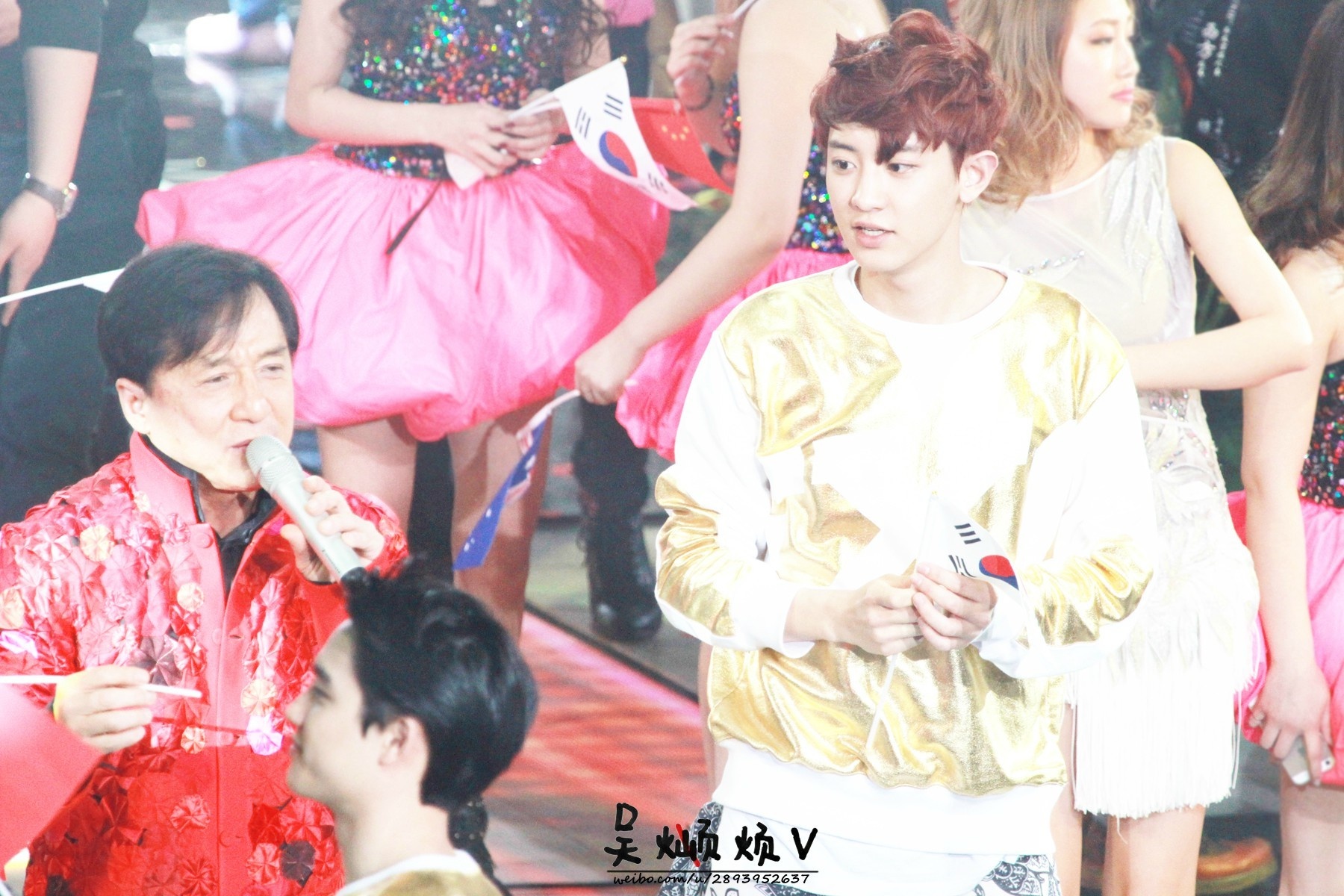 Cuối chương trình, tất cả các ngôi sao đều xuất hiện trên sân khấu chung. Ảnh: facebook.