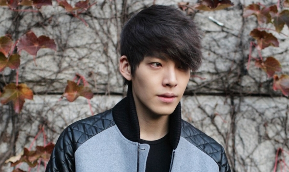 Kim Woo Bin ấn tượng ở vị trí thứ 6, với 7 phiếu. Anh không có mặt trong danh sách này năm ngoái. Thành công của Kim Woo Bin hoàn toàn nhờ vai diễn trong phim truyền hình bom tấn The Heirs (2013). 