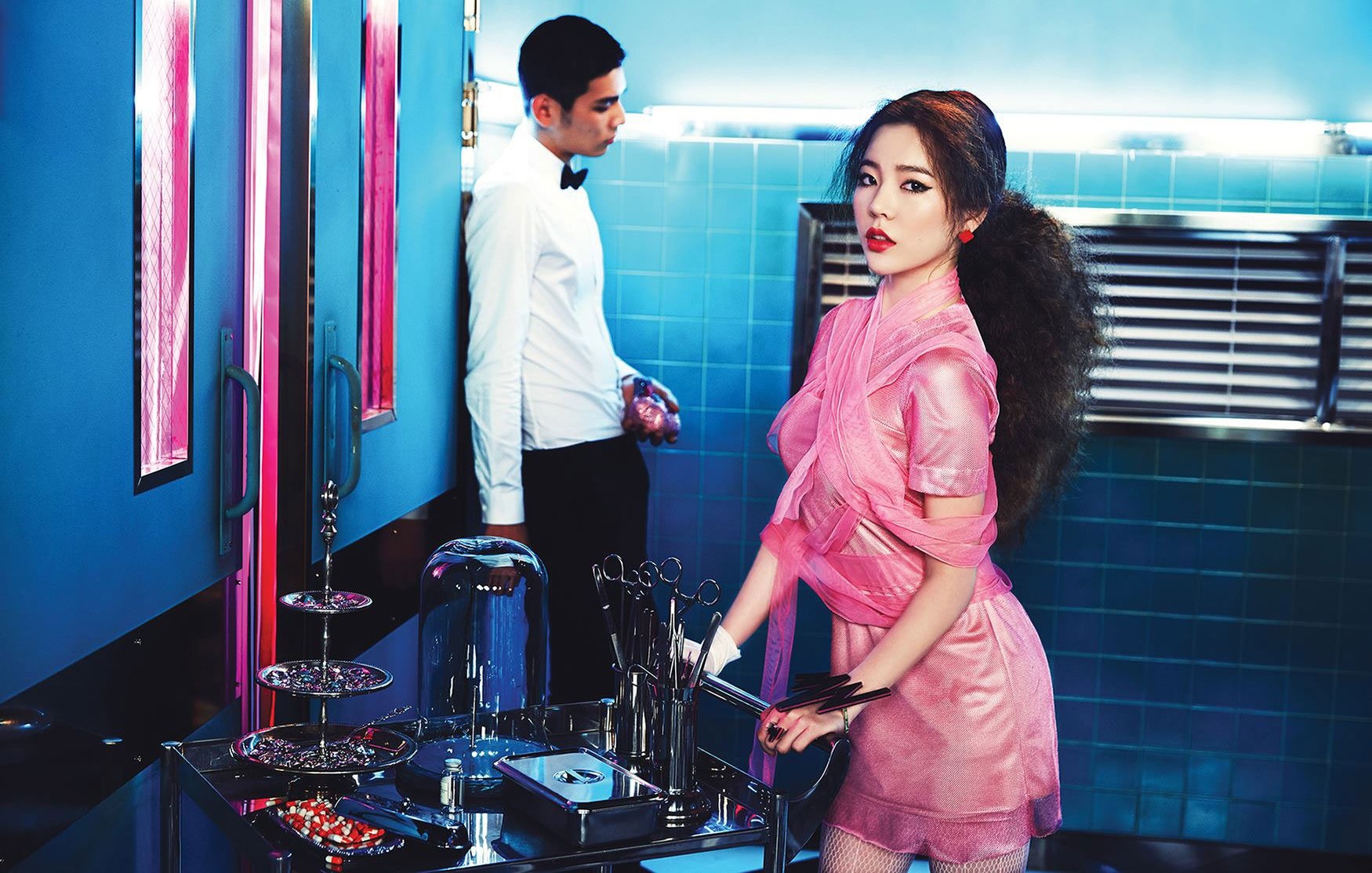 Mr. Mr. thay thế bông băng bằng những phụ kiện lấp lánh, sặc sỡ. Ảnh: SM