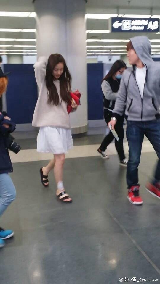 Suzy xuất hiện với phần chân băng bó ở sân bay Bắc Kinh về Hàn Quốc ngày 13/4. Ảnh: facebook